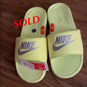 NIKE Victori One slide